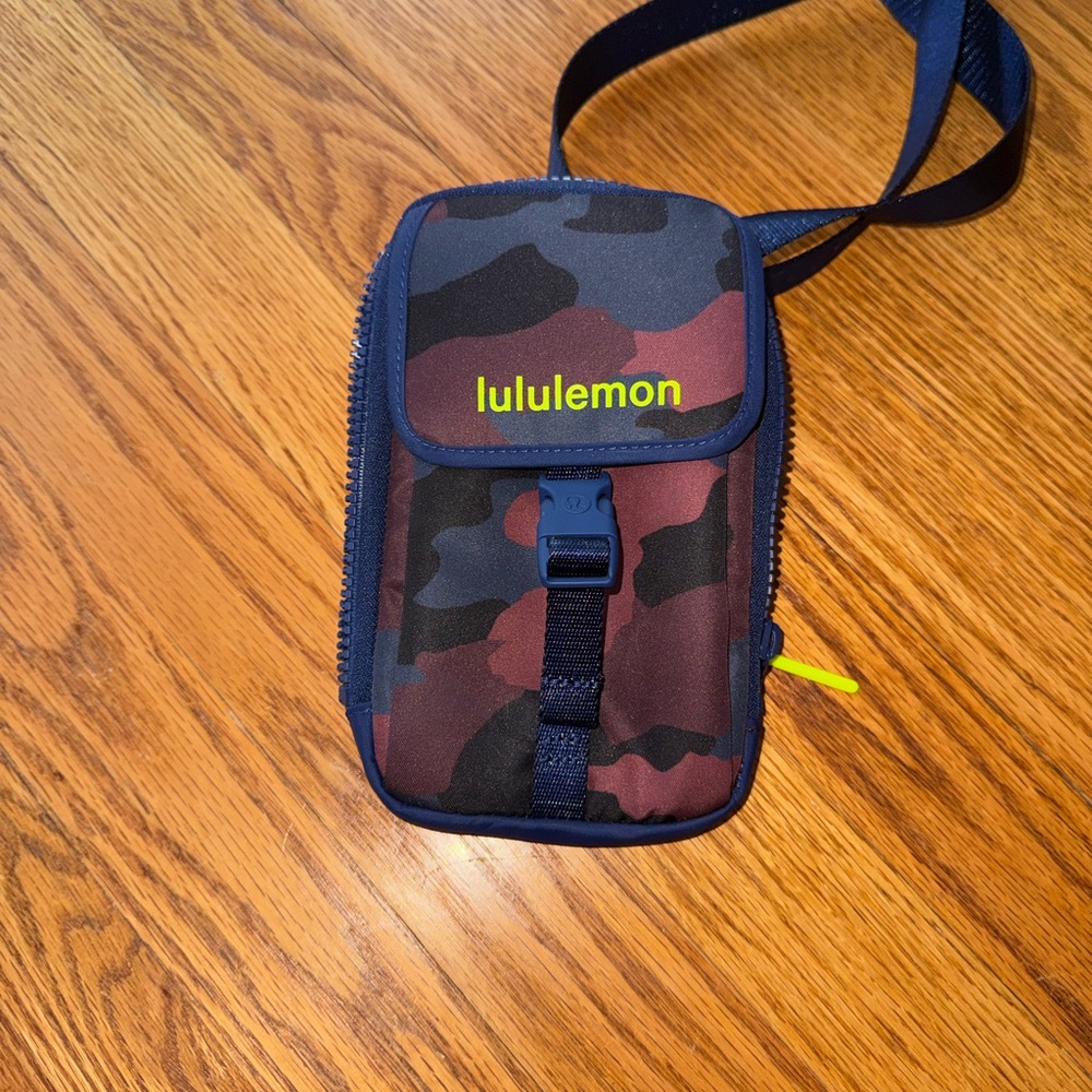 lululemon athletica Camo Crossbody Bag - Picture 4 of 6